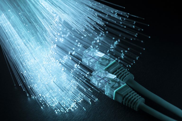 fibre-optique-bleue-cables-ethernet